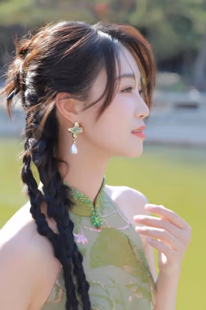 藍盈瑩太敢穿了，高叉碧色旗袍勾勒完美曲線，「寶瓶臀」前凸後翹太誘人