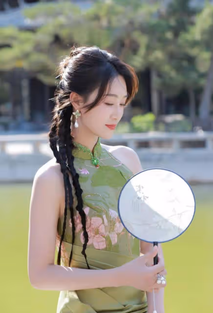 藍盈瑩太敢穿了，高叉碧色旗袍勾勒完美曲線，「寶瓶臀」前凸後翹太誘人