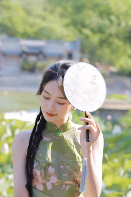 藍盈瑩太敢穿了，高叉碧色旗袍勾勒完美曲線，「寶瓶臀」前凸後翹太誘人
