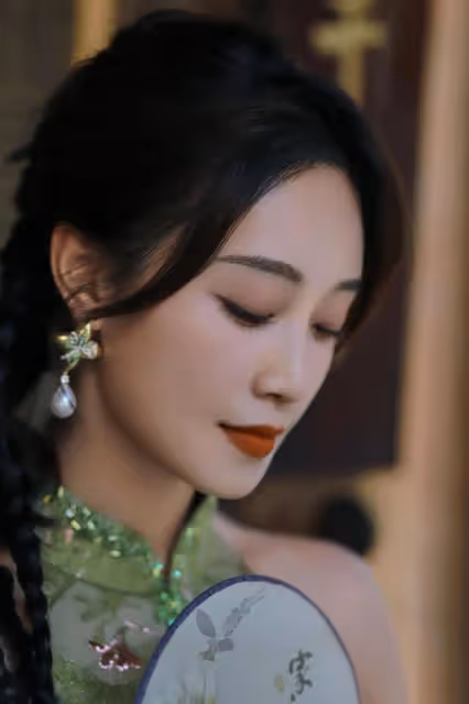 藍盈瑩太敢穿了，高叉碧色旗袍勾勒完美曲線，「寶瓶臀」前凸後翹太誘人
