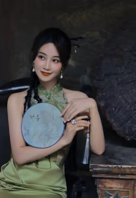 藍盈瑩太敢穿了，高叉碧色旗袍勾勒完美曲線，「寶瓶臀」前凸後翹太誘人