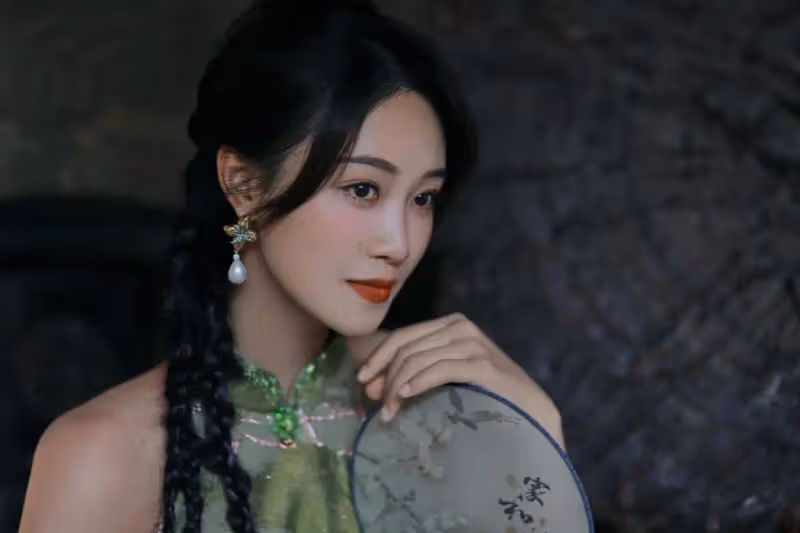 藍盈瑩太敢穿了，高叉碧色旗袍勾勒完美曲線，「寶瓶臀」前凸後翹太誘人