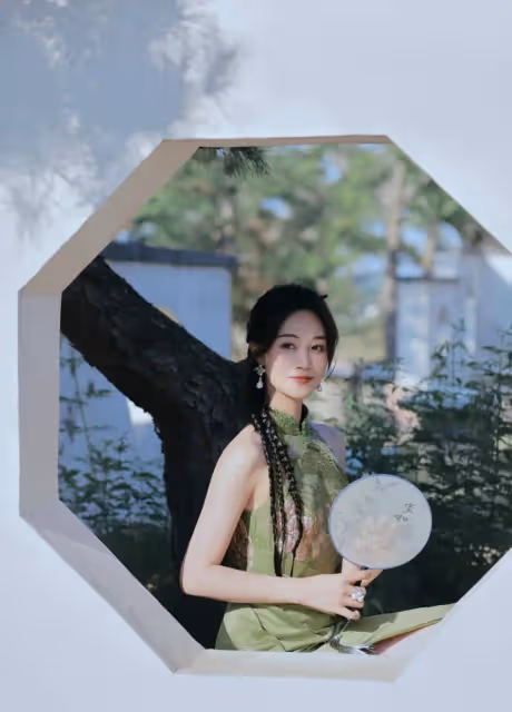 藍盈瑩太敢穿了，高叉碧色旗袍勾勒完美曲線，「寶瓶臀」前凸後翹太誘人