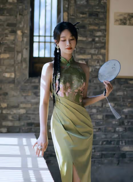 藍盈瑩太敢穿了，高叉碧色旗袍勾勒完美曲線，「寶瓶臀」前凸後翹太誘人