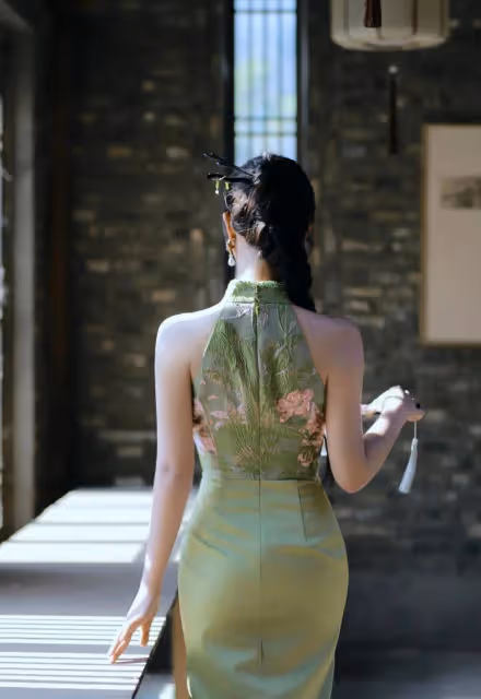 藍盈瑩太敢穿了，高叉碧色旗袍勾勒完美曲線，「寶瓶臀」前凸後翹太誘人