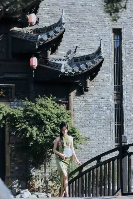 藍盈瑩太敢穿了，高叉碧色旗袍勾勒完美曲線，「寶瓶臀」前凸後翹太誘人
