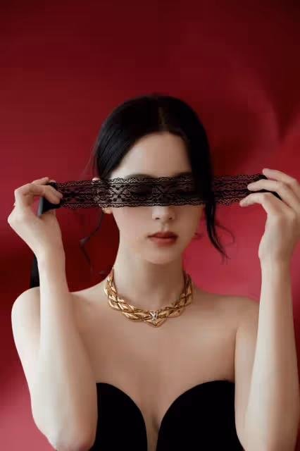 歐陽娜娜好魅惑,黑色抹胸裙蕾絲帶蒙眼,前凸後翹真性感