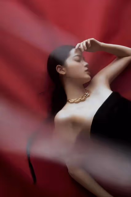 歐陽娜娜好魅惑,黑色抹胸裙蕾絲帶蒙眼,前凸後翹真性感