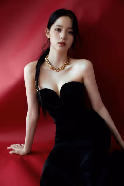 歐陽娜娜好魅惑,黑色抹胸裙蕾絲帶蒙眼,前凸後翹真性感