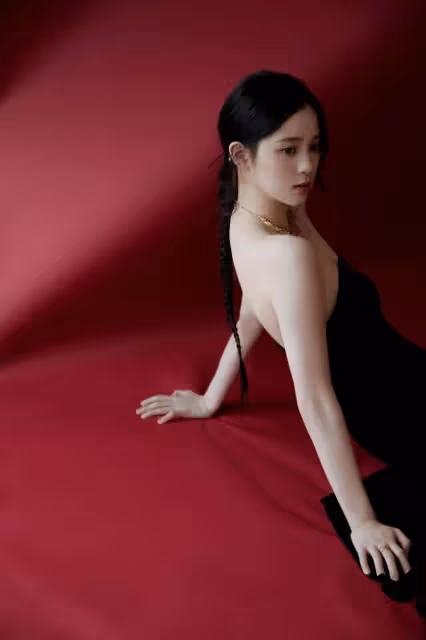 歐陽娜娜好魅惑,黑色抹胸裙蕾絲帶蒙眼,前凸後翹真性感