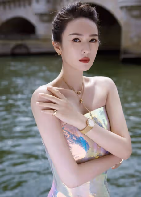 38歲童瑤身材太好,一襲幻彩緊身人魚裙毫無勒痕,「括號臀」真誘人