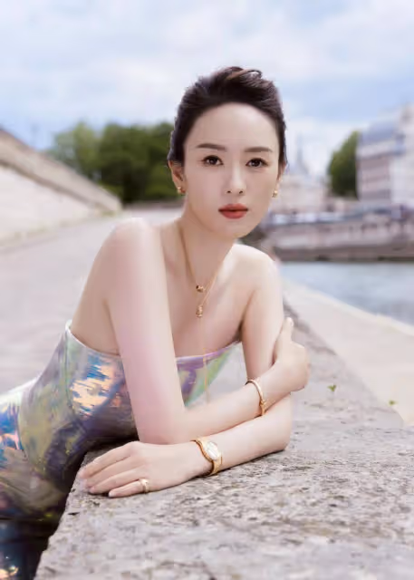 38歲童瑤身材太好,一襲幻彩緊身人魚裙毫無勒痕,「括號臀」真誘人