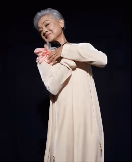 厲害！香港知名女歌手僅憑一首TVB主題曲，狂賺世界各地16套房，50年版稅期年年收錢