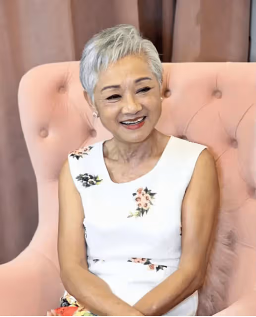 厲害！香港知名女歌手僅憑一首TVB主題曲，狂賺世界各地16套房，50年版稅期年年收錢