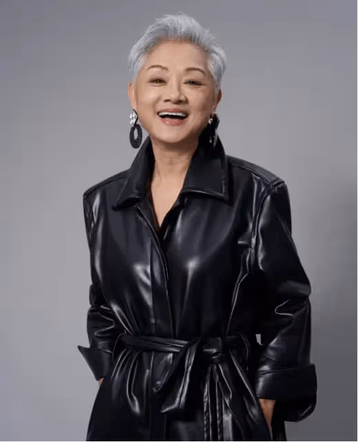 厲害！香港知名女歌手僅憑一首TVB主題曲，狂賺世界各地16套房，50年版稅期年年收錢