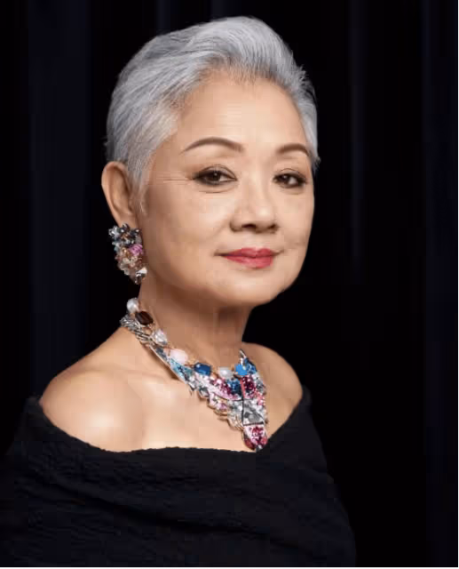 厲害!香港知名女歌手僅憑一首TVB主題曲,狂賺世界各地16套房,50年版稅期年年收錢
