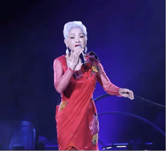 厲害!香港知名女歌手僅憑一首TVB主題曲,狂賺世界各地16套房,50年版稅期年年收錢