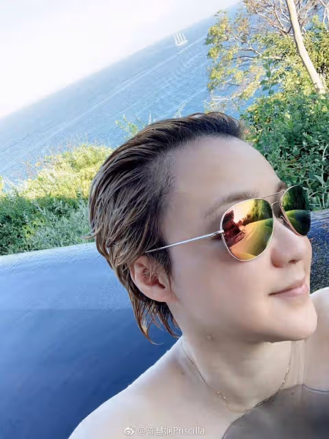 港星陳慧嫻獲好友慶生!59歲染金髮被贊時髦,曾兩度心儀同性戀