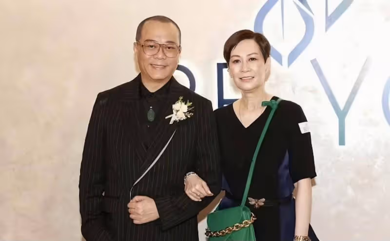歐陽震華與妻子慶生!壽星暴瘦被質疑患病,簽約英皇將勇闖大熒幕