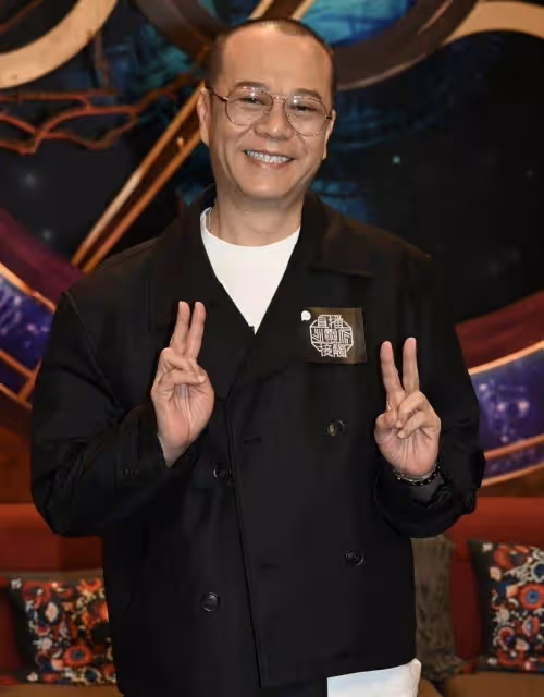 歐陽震華與妻子慶生!壽星暴瘦被質疑患病,簽約英皇將勇闖大熒幕