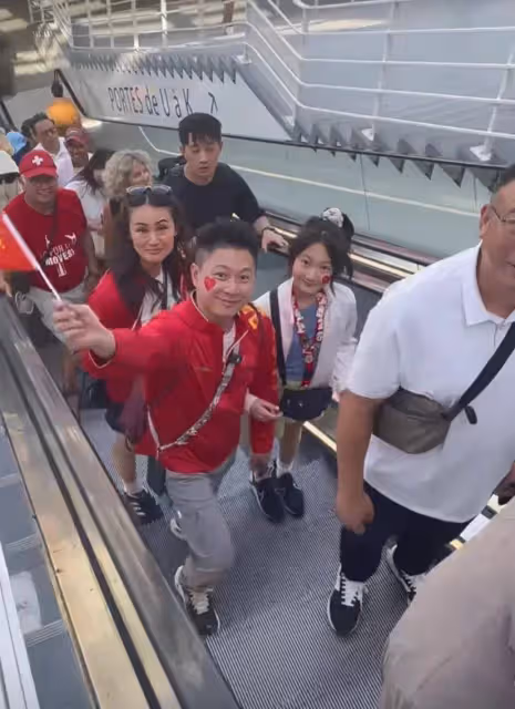 李小鵬一家現身奧運賽場,奧莉跟爸爸很像,李安琪老態明顯被吐槽