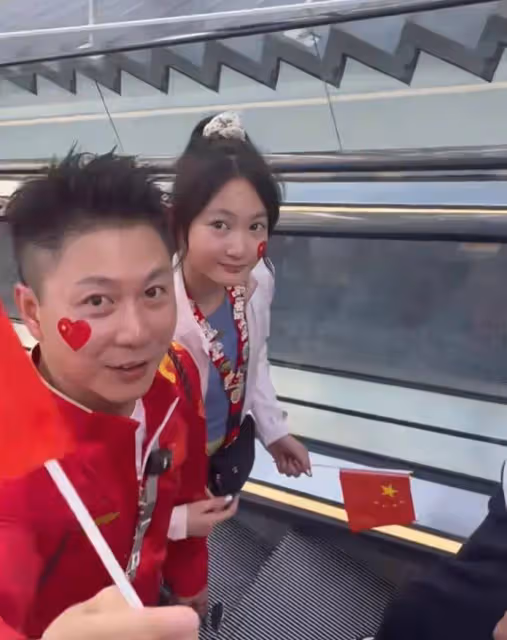 李小鵬一家現身奧運賽場,奧莉跟爸爸很像,李安琪老態明顯被吐槽