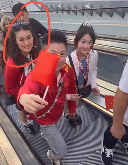 李小鵬一家現身奧運賽場,奧莉跟爸爸很像,李安琪老態明顯被吐槽