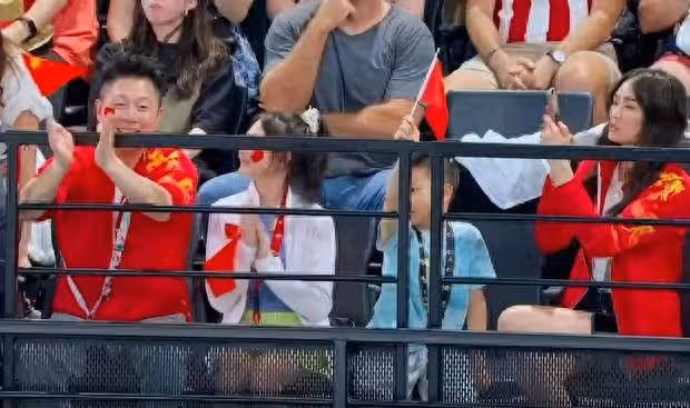 李小鵬一家四口齊上陣,觀戰體操決賽為中國隊揮旗加油!