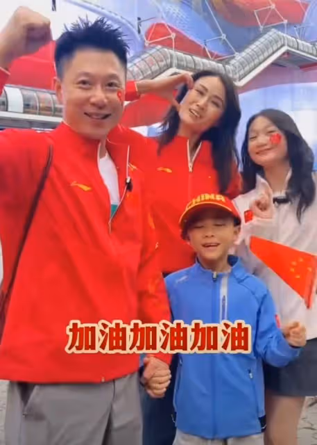 李小鵬一家四口齊上陣,觀戰體操決賽為中國隊揮旗加油!