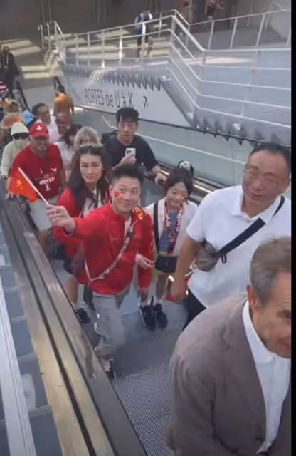 李小鵬一家四口齊上陣,觀戰體操決賽為中國隊揮旗加油!