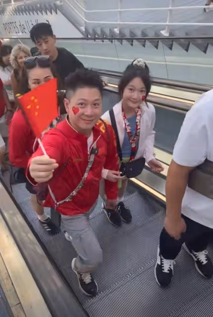 李小鵬一家四口齊上陣,觀戰體操決賽為中國隊揮旗加油!