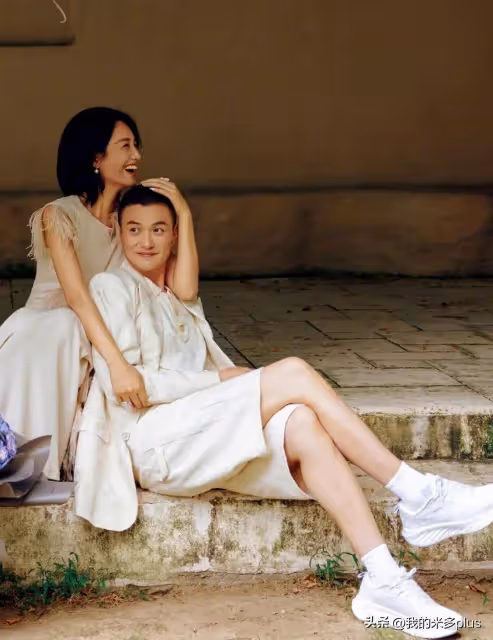 周一圍公開撒糖,為老婆整理頭髮好寵溺,朱丹瘦到100斤腰身纖細