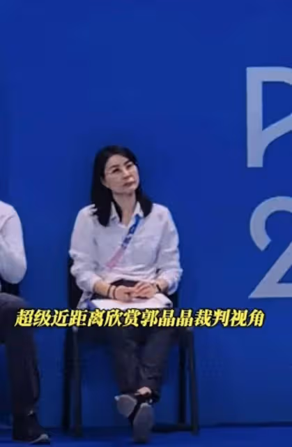 7月30日奪冠瞬間:兩代「跳水皇后」相擁,時光流轉,情誼永存