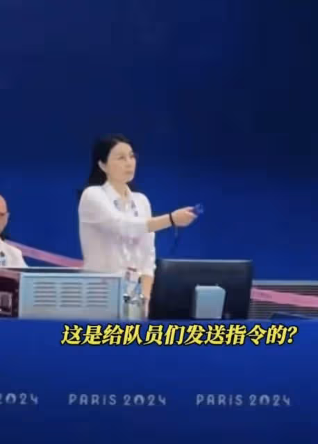 7月30日奪冠瞬間:兩代「跳水皇后」相擁,時光流轉,情誼永存