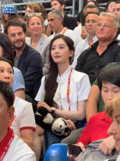 劉詩詩現身奧運賽場觀賽:新中式造型氣質溫婉,生圖也能抗!