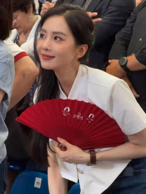 劉詩詩現身奧運賽場觀賽:新中式造型氣質溫婉,生圖也能抗!