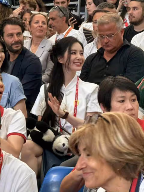 劉詩詩現身奧運賽場觀賽:新中式造型氣質溫婉,生圖也能抗!
