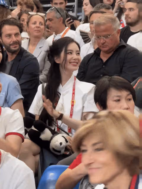 劉詩詩現身奧運賽場觀賽:新中式造型氣質溫婉,生圖也能抗!