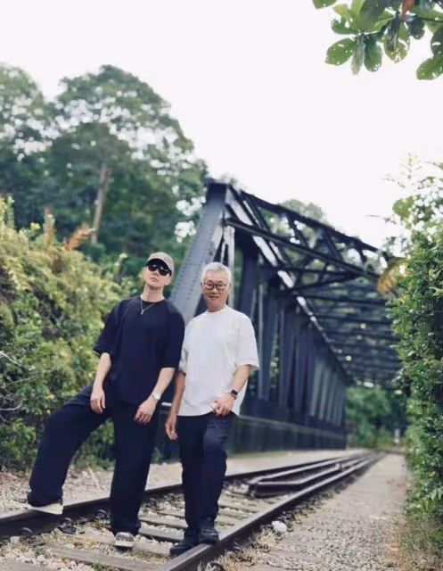 林俊傑曬父子合照,相似Pose盡顯深厚情誼,網友:太有愛了!