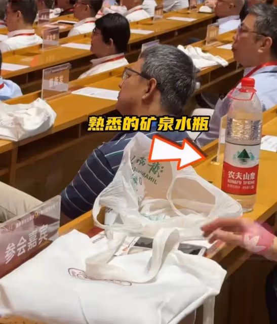 韋東奕受邀參加山東大學紀念大會,自帶大瓶水參加,表情顯痛苦