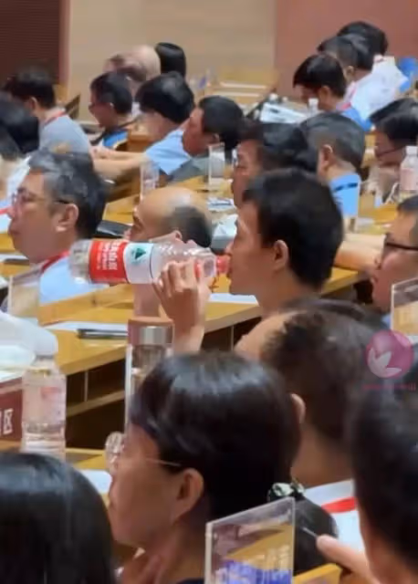 韋東奕受邀參加山東大學紀念大會,自帶大瓶水參加,表情顯痛苦