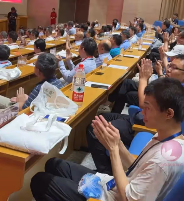 韋東奕受邀參加山東大學紀念大會,自帶大瓶水參加,表情顯痛苦