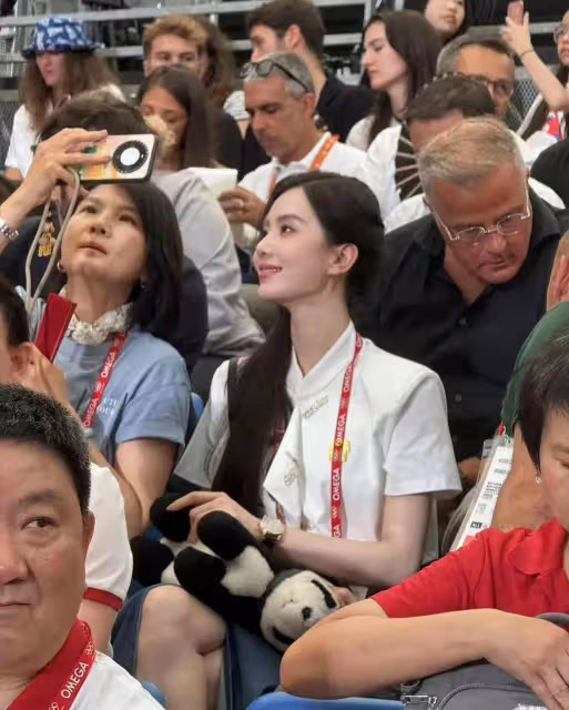 劉詩詩現身巴黎奧運會,平價裝扮美出圈,網友:顏值即正義!