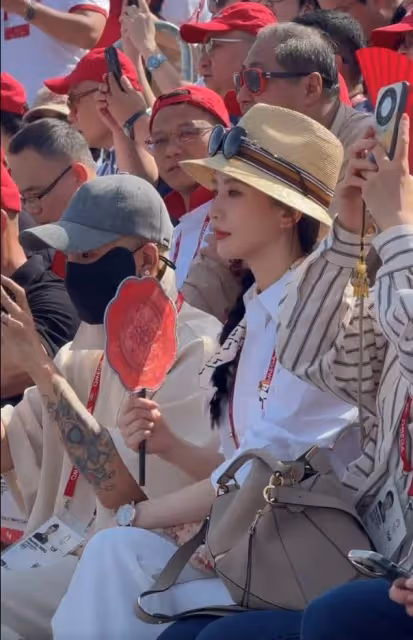 劉詩詩現身巴黎奧運,與妮可·基德曼驚喜同框,共賞沙灘排球賽!