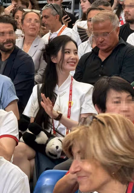 劉詩詩現身巴黎奧運會，一身中國風，生圖美到犯規！
