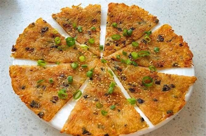 只需要2個土豆,用最簡單方法,做出最好吃的土豆餅,金黃酥脆