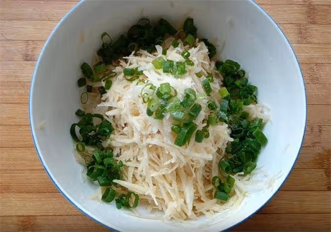 只需要2個土豆,用最簡單方法,做出最好吃的土豆餅,金黃酥脆