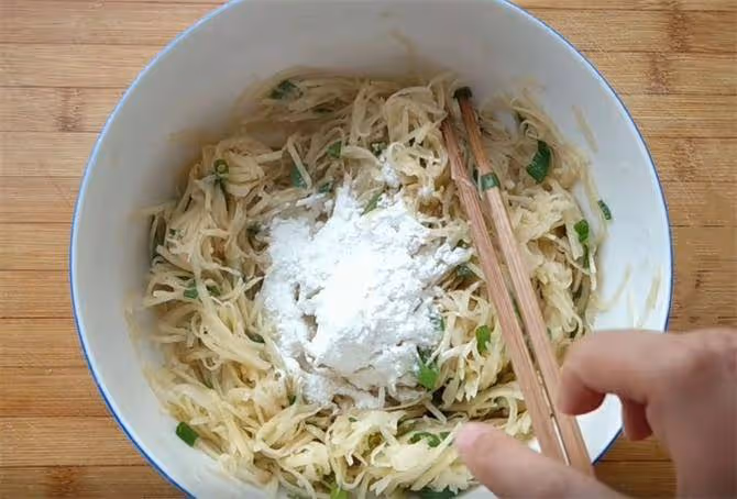 只需要2個土豆,用最簡單方法,做出最好吃的土豆餅,金黃酥脆
