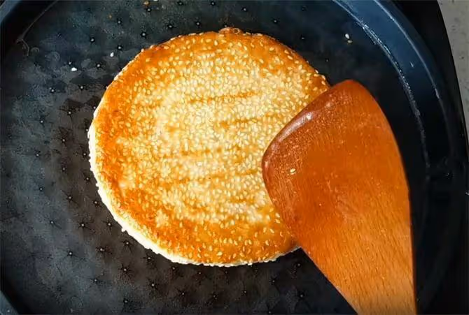 香酥芝麻大餅，半碗芝麻，一碗麵粉，不用烤箱，4張餅夠全家吃