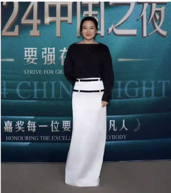 賈玲和谷愛凌同框:42歲賈玲腰臀比絕了,年齡不是問題啊